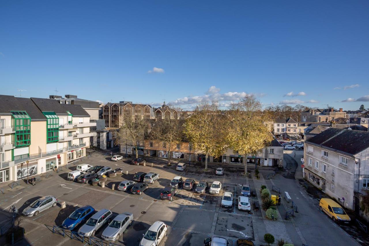 Le Mancini - Parking Et Terrasse Mayenne Exterior foto
